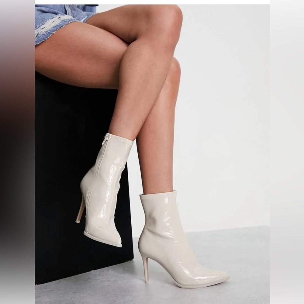 STEVE MADDEN PAZZ HEELED ANKLE BOOT IN BONE PATENT. Size 8.5